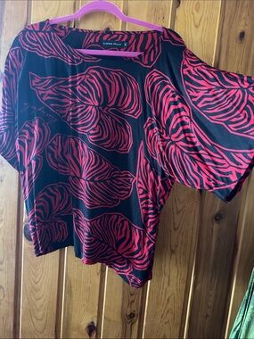 Living Hula Women’s Black & Red Printed Top
